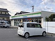 コンビニ「ファミリーマートまで440m」