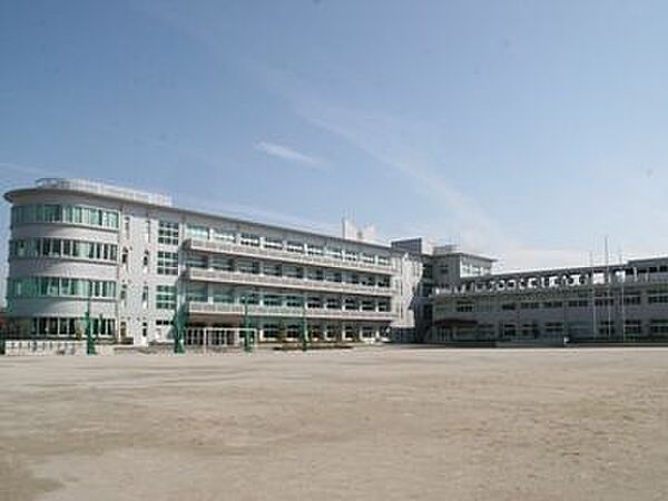画像25:中学校「市立佐織中学校まで1300m」