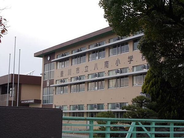 画像14:小学校「豊川市立八南小学校まで1511m」