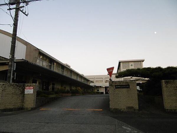 画像24:中学校「豊川市立金屋中学校まで2315m」