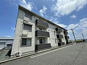 伊奈駅より徒歩10分 築8年8ヶ月 3階建の賃貸物件