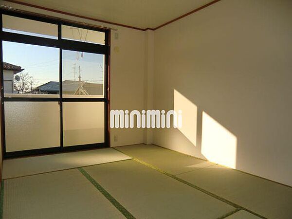 画像5:窓枠が大きく朝陽を感じられる落ち着いた雰囲気が魅力の和室です