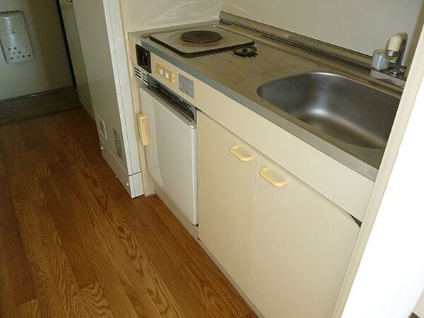 画像7:一口電気コンロ＆ミニ冷蔵庫完備のキッチンスペースです