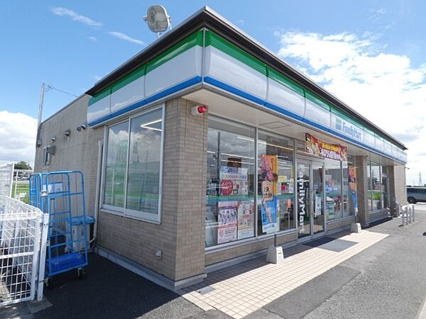 画像8:コンビニ「ファミリーマート岩倉川井町店まで697m」