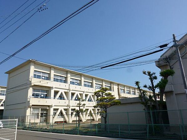 画像28:中学校「市立岩倉中学校まで1600m」