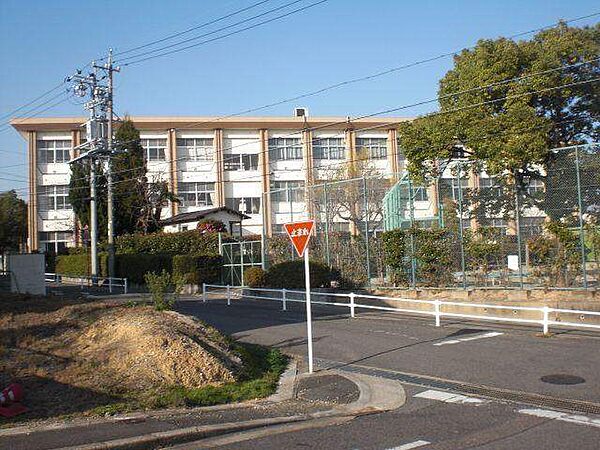 画像15:小学校「豊明市立三崎小学校まで701m」