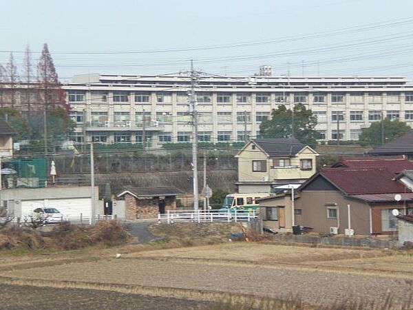 画像27:中学校「豊明市立栄中学校まで1916m」