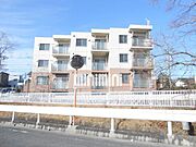 三郷駅より徒歩19分 築10年3ヶ月 3階建の賃貸物件
