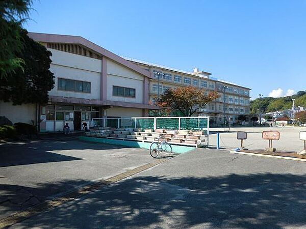 画像26:小学校「市立西豊田小学校まで680m」