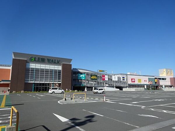 画像24:ショッピング施設「プレ葉ウォーク浜北まで910m」