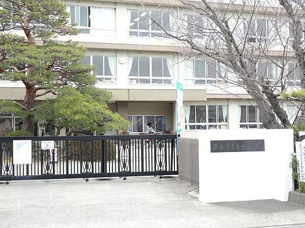 画像8:小学校「市立芳川小学校まで890m」