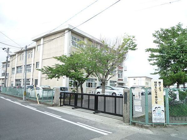画像23:小学校「岐阜市立三里小学校まで1046m」