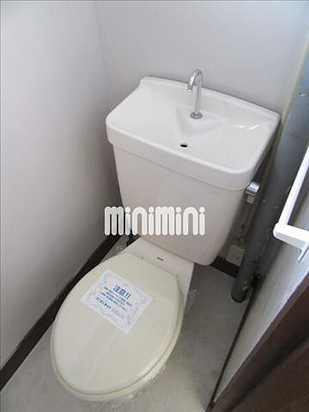 画像7:シンプルな洋式トイレ