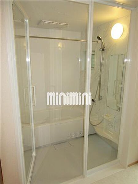 画像6:ガラス張りのバスルーム内は浴室乾燥機付！