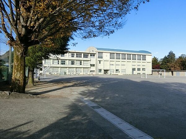 画像26:中学校「大垣市立赤坂中学校まで1132m」