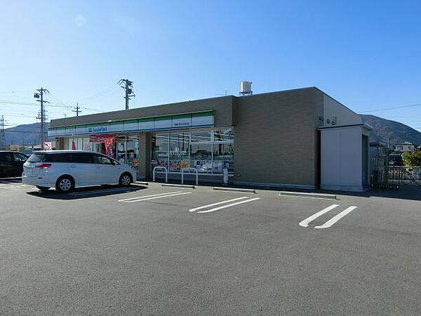 画像16:コンビニ「ファミリーマート揖斐川町はぎなが店まで1200m」