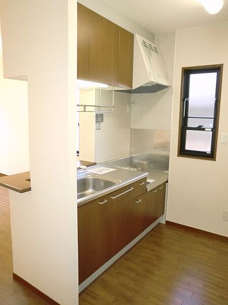 画像5:窓があり換気や採光できるキッチンスペース。