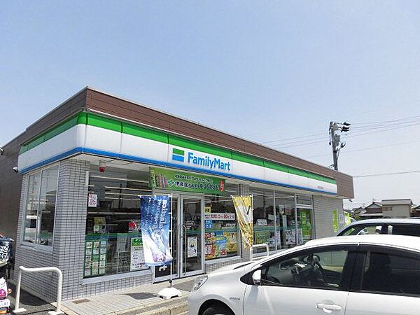 画像21:コンビニ「ファミリーマートまで400m」