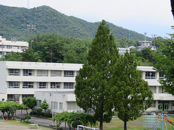 周辺：小学校「各務原市立緑苑小学校まで933m」