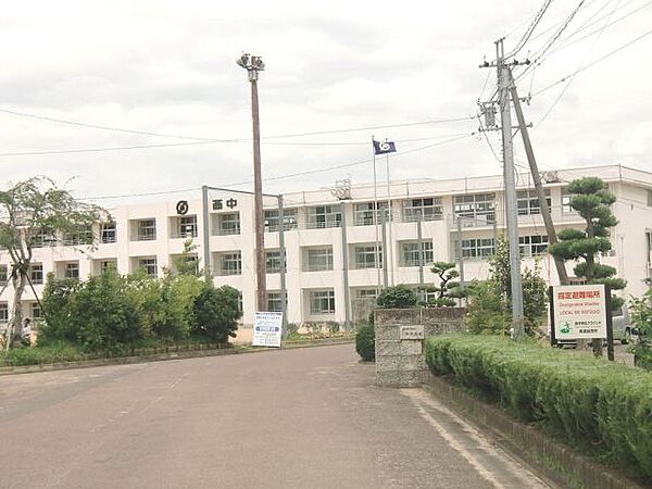 画像28:中学校「市立西中学校まで1900m」