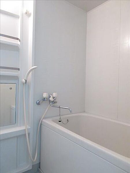 浴室：白く清潔感のあるバスルームです！