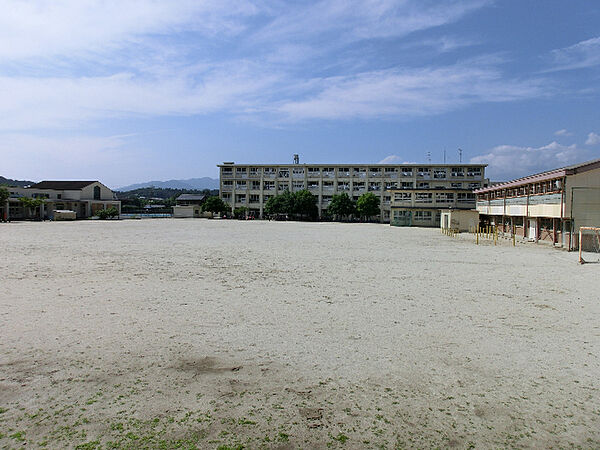 画像18:小学校「中津川市立西小学校まで1742m」