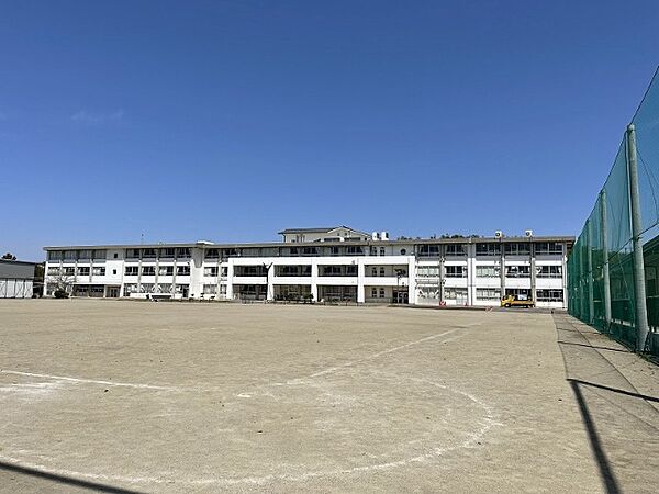 画像19:小学校「関市立富岡小学校まで633m」