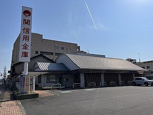周辺：銀行「関信用金庫本町支店まで661m」