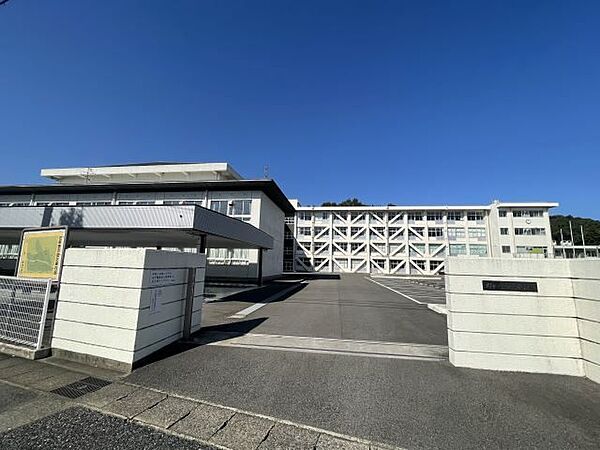 画像24:中学校「関市立緑ケ丘中学校まで661m」
