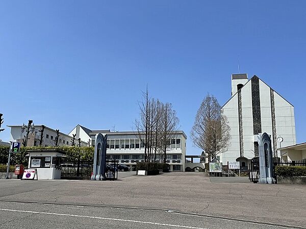 画像8:大学「私立中部学院大学まで4055m」