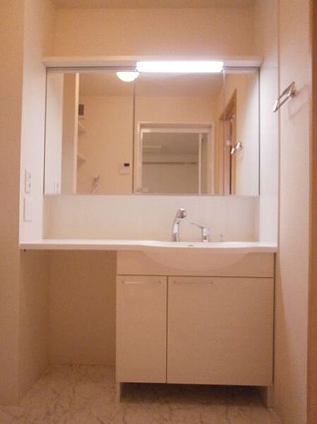 画像7:大きな鏡の洗面台