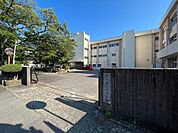 中学校「津市立南郊中学校まで611m」