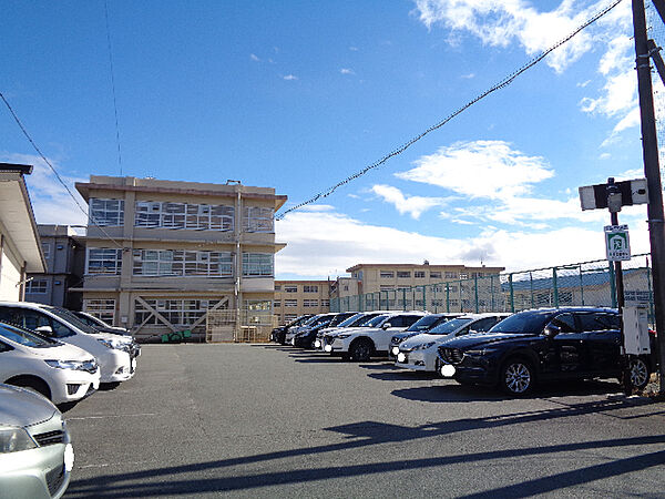 画像26:中学校「松阪市立久保中学校まで2768m」