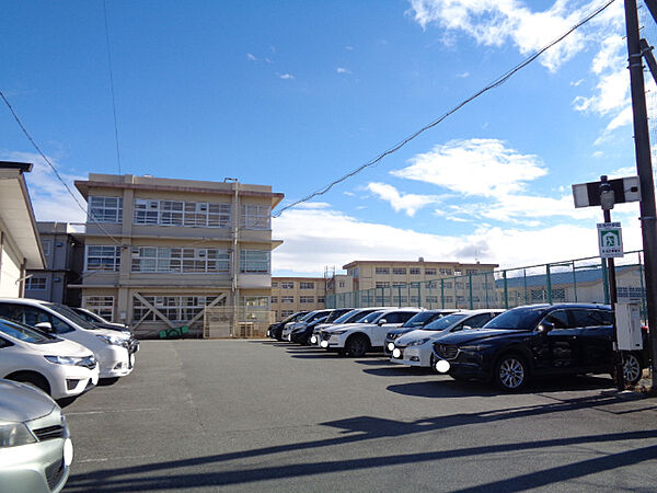 画像20:中学校「松阪市立久保中学校まで3051m」