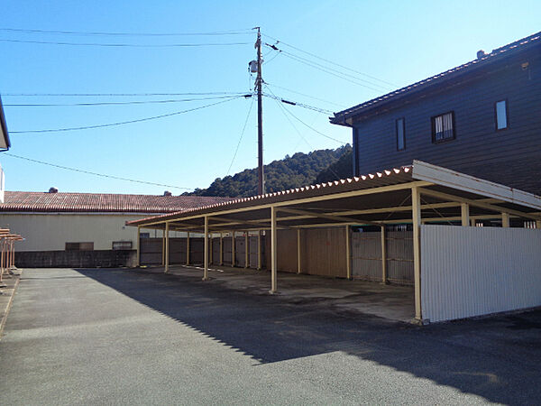 画像23:屋根付き駐車場