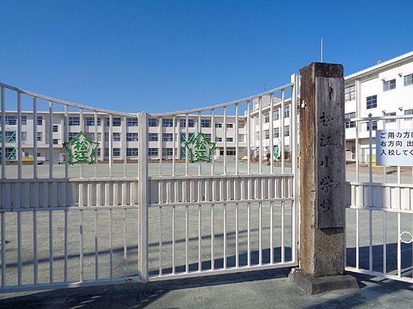 画像24:小学校「松阪市立松江小学校まで1733m」