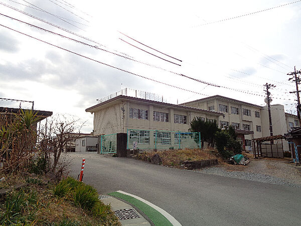 画像19:小学校「松阪市立第五小学校まで1874m」
