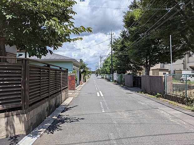 前面道路幅員6mあり、駐車も楽々できます