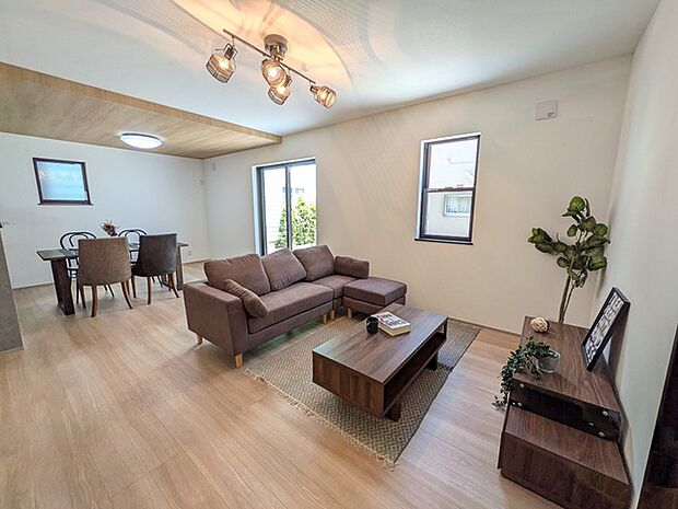 リビングにはたくさんの窓があり、明るく開放的な空間です