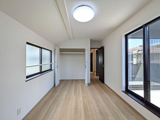 バルコニーに面した陽当たり良好な洋室約6.8帖