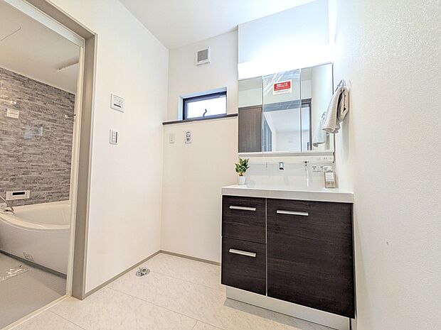 身だしなみが整えやすく、収納ができる三面鏡タイプの洗面化粧台