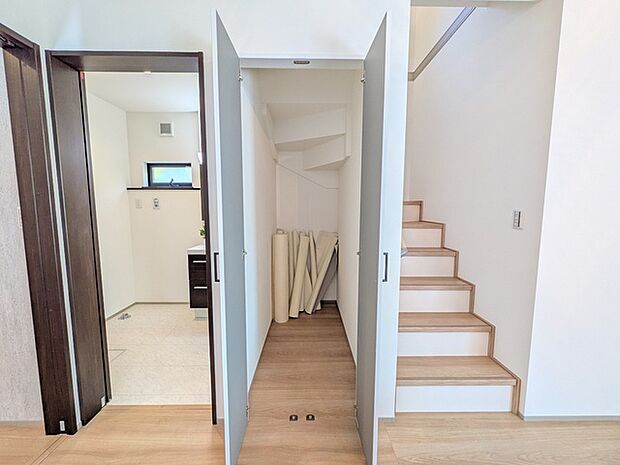 階段横にも収納スペースがございます