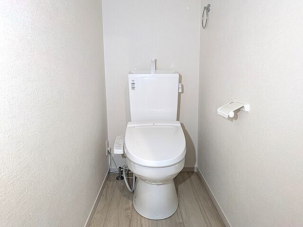 トイレには快適な温水洗浄便座付き