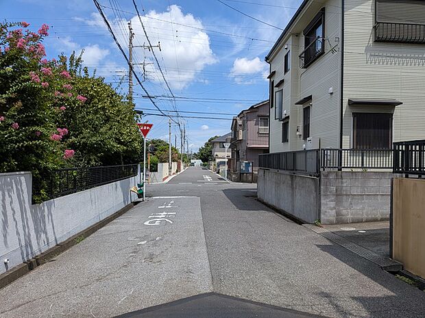 前面道路幅員6mあり駐車も楽々♪