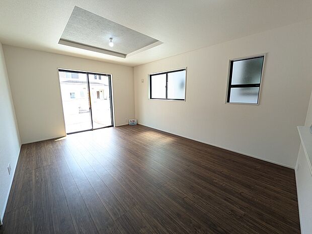 折り上げ天井を採用した開放感のあるリビングダイニング