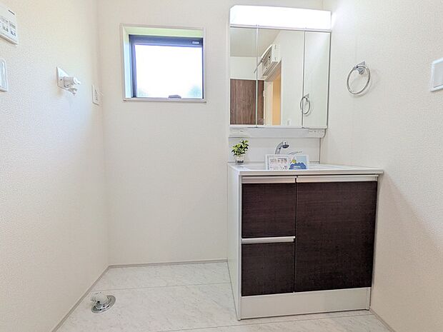 収納豊富な三面鏡タイプの洗面化粧台