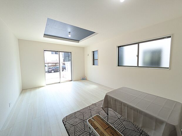 2面以上採光につき明るいリビング