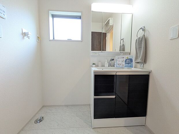 収納豊富な三面鏡タイプの洗面化粧台