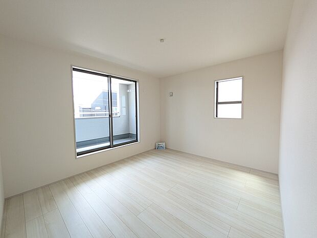 7.75帖洋室からはバルコニーに出られます