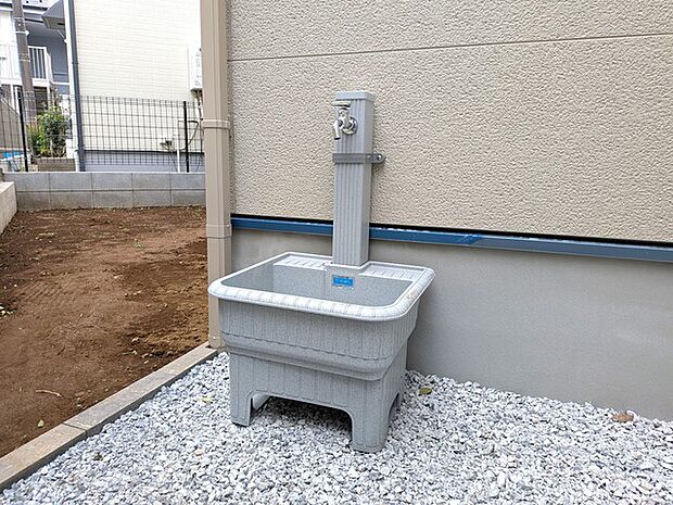 お庭の手入れや洗車の際に便利な外水栓